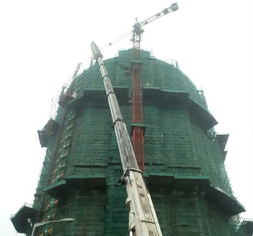 武定吊车在工地上作业